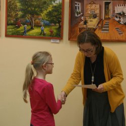 Panie Elżbieta Grodek - koordynator imprezy i Aleksandra Harzowska - wicedyrektor OPP4 "CET" wręczają nagrody.