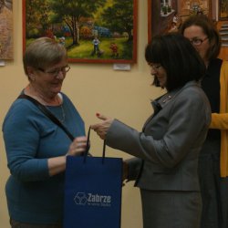 Panie Elżbieta Grodek - koordynator imprezy i Aleksandra Harzowska - wicedyrektor OPP4 "CET" wręczają nagrody.